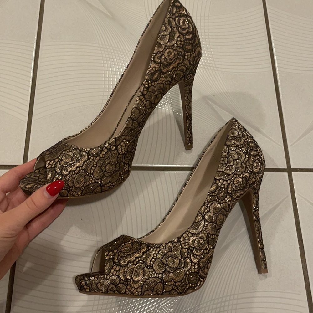 NEW Le Chateau Gold and Black Mesh 4.5” High Heels